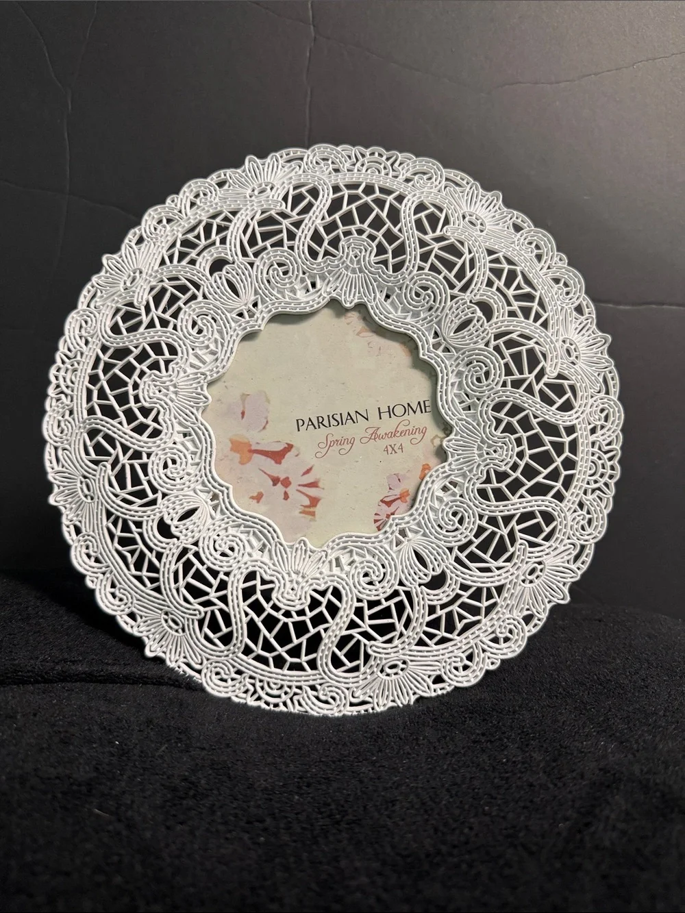 BNWT PARISIAN HOME 8” ROUND WHITE METAL LACE DESIGN PICTURE FRAME 4 x 4 OPENING